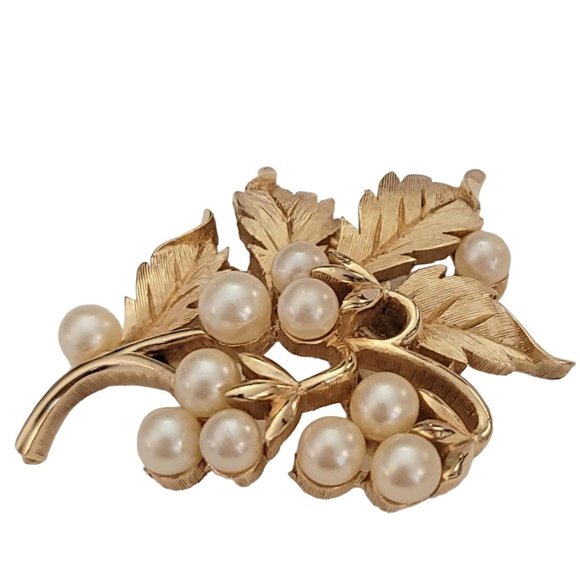 Trifari Crown Over T Gold Tone Faux Pearl Fruit And Leaf Brooch Pin, Signed K698 - Picture 3 of 8